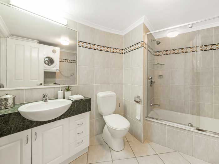 New Farm Apartment photography Brisbane Phil Savory - bathroom