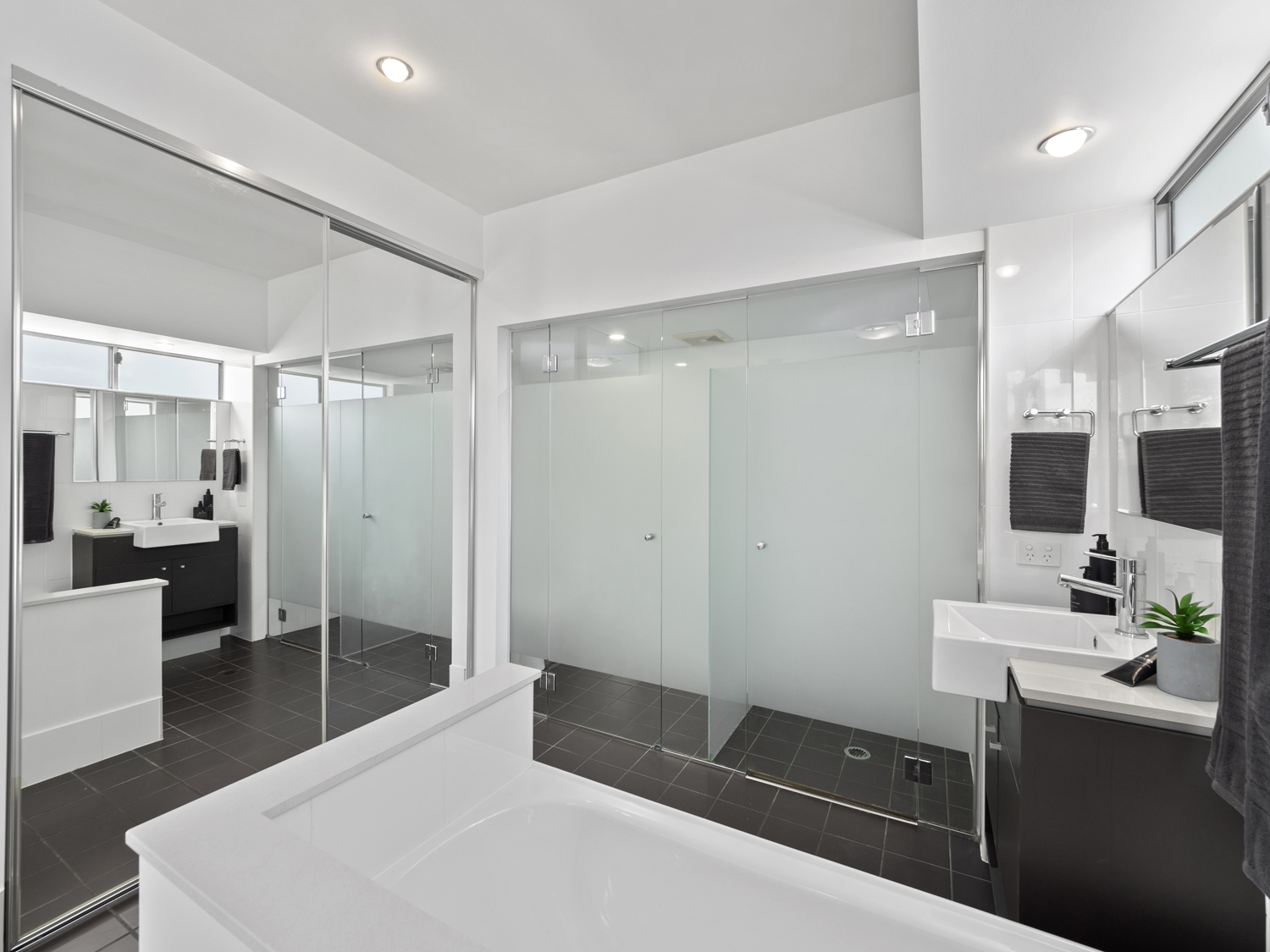 The ensuite - Photographing an apartment for sale at 92 Quay St South Brisbane